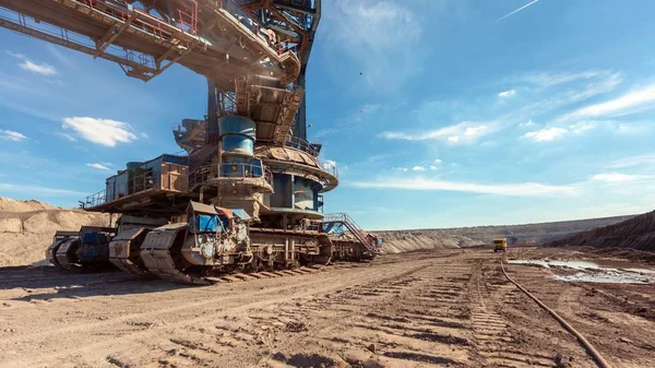 Große Baggermaschine im Bergwerk — Stockfoto