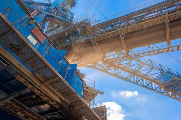 Große Baggermaschine im Bergwerk — Stockfoto