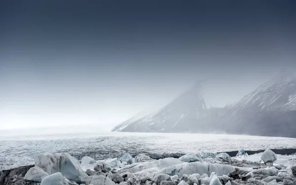 Icebergs at glacier lagoon — Stock Photo, Image