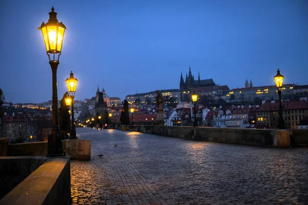 Ponte Charles em Praga ao amanhecer República Checa — Fotografia de Stock