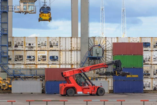 Frachtcontainer in Werft — Stockfoto