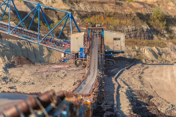 鉱石を運ぶ長いコンベヤー ベルト — ストック写真