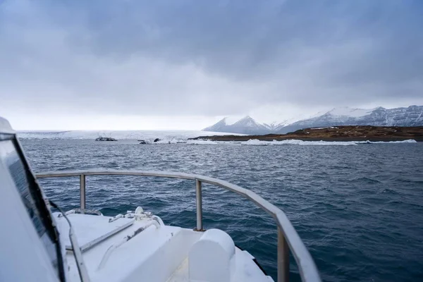 Amfibie båt på lagunen — Stockfoto