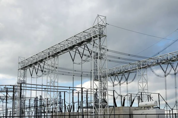 Yüksek gerilim elektrik istasyonu — Stok fotoğraf