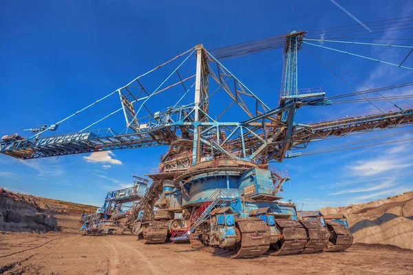 Große Baggermaschine im Bergwerk — Stockfoto