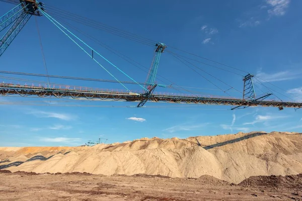 Mesin ekskavator besar di tambang — Stok Foto