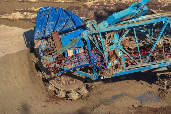 Nastro trasportatore lungo che trasporta minerale — Foto Stock