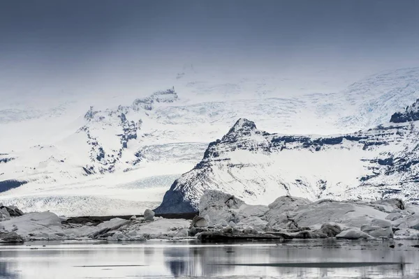 Iceberg nella laguna dei ghiacciai — Foto Stock