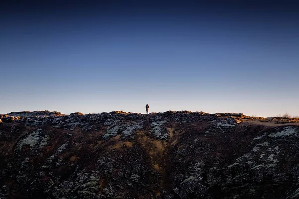 Paisagem com montanhas e homem pequeno — Fotografia de Stock