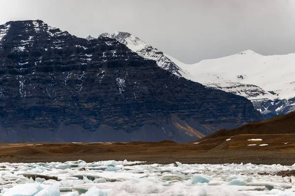 Айсберги в ледниковой лагуне — стоковое фото