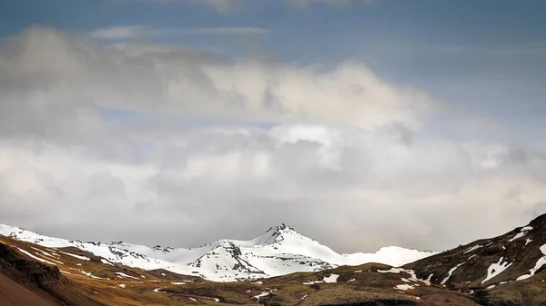 Paysage de montagne pittoresque tourné — Photo