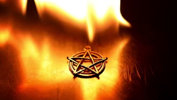 Oude pentagram branden slowmotion van 120fps — Stockvideo
