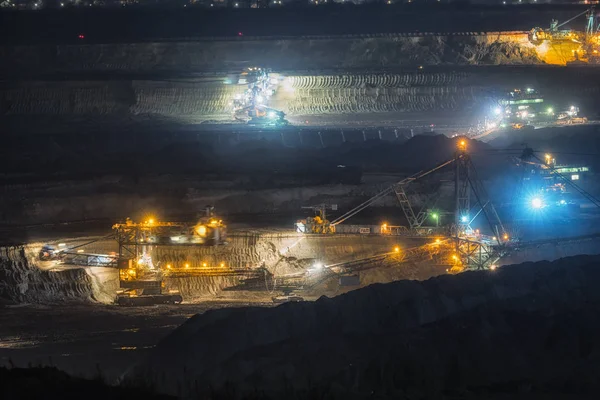 Máquina excavadora grande en la mina — Foto de Stock