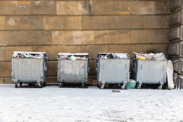 Lixo da cidade no inverno — Fotografia de Stock