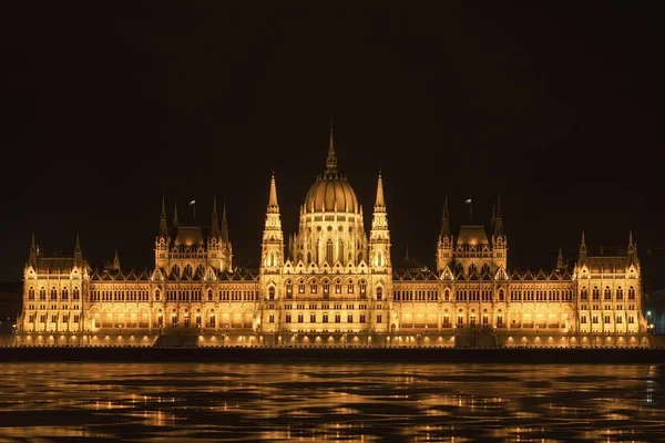 Parliament at nighttime with icy Danube — Stock Photo, Image