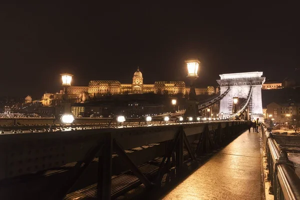 Chainbridge por la noche con el Castillo de Buda — Foto de Stock