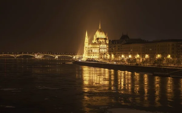 Gece ile buzlu Danube Parlamento'da — Stok fotoğraf