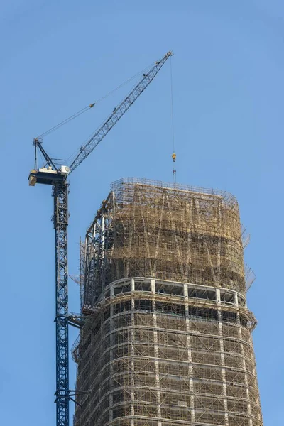 푸른 하늘 아래 고층 빌딩의 건설 — 스톡 사진