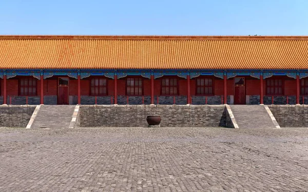 Edificio chino tradicional bajo cielo azul —  Fotos de Stock