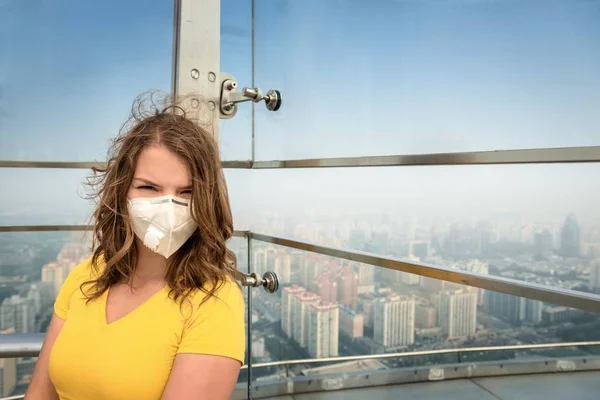 Vrouw in medische masker tegen de luchtverontreiniging — Stockfoto