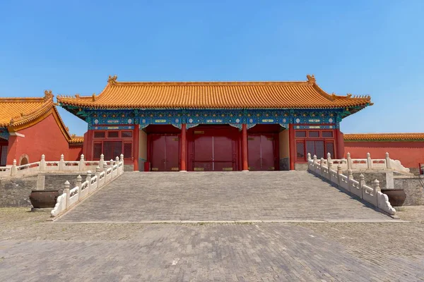 Παραδοσιακό κινέζικο κτίριο κάτω από το γαλάζιο του ουρανού — Φωτογραφία Αρχείου