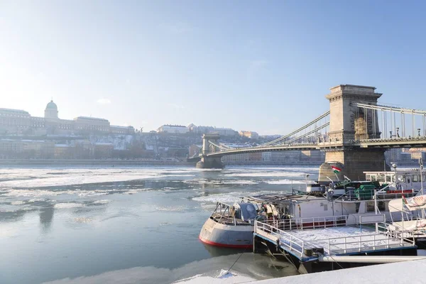 Chainbridge durante el día con el Danubio helado —  Fotos de Stock