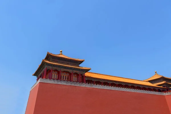 Edificio tradizionale cinese sotto il cielo blu — Foto Stock