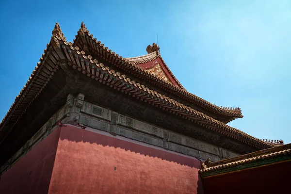 Παραδοσιακό κινέζικο κτίριο κάτω από το γαλάζιο του ουρανού — Φωτογραφία Αρχείου