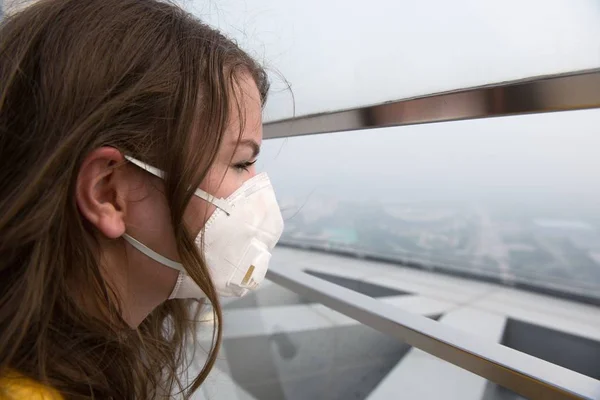Mulher em máscara médica contra a poluição do ar — Fotografia de Stock