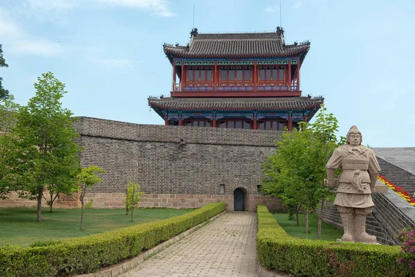 Traditional Chinese building under blue sky — Stock Photo, Image