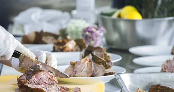 Preparing meat on the table — Stock Photo, Image