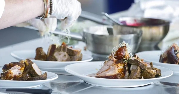 Preparing meat on the table — Stock Photo, Image