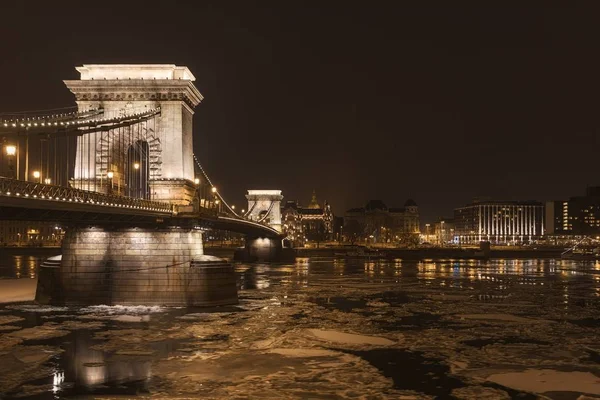 Ponte a catena di notte con Danubio ghiacciato — Foto Stock