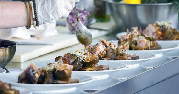 Preparación de la carne sobre la mesa —  Fotos de Stock