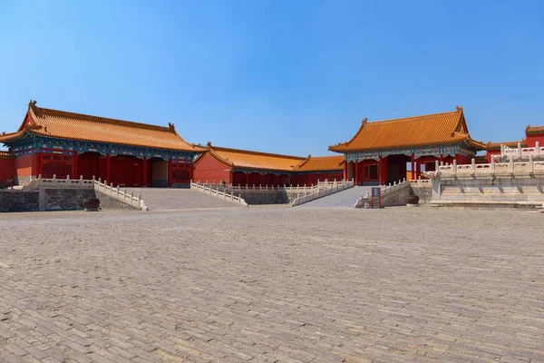 Traditionelles chinesisches Gebäude unter blauem Himmel — Stockfoto