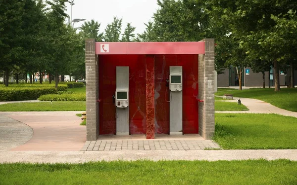 Red phone booth in China — Stock Photo, Image