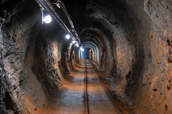 地下鉱山はアングル ショットを通過します。 — ストック写真