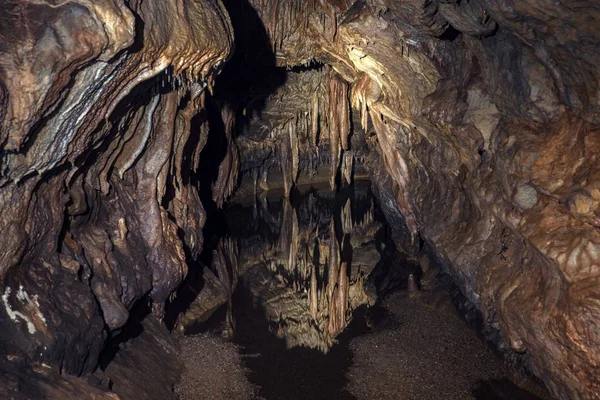Подземное озеро, утопающее в камнях — стоковое фото