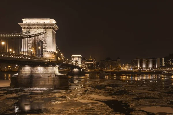 Kettenbrücke nachts bei eisiger Donau — Stockfoto