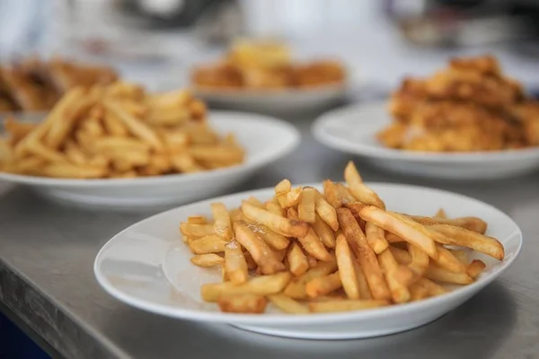 Batatas fritas e carne na mesa — Fotografia de Stock