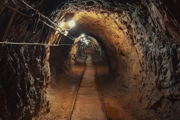 Підземний кут проходження шахти — стокове фото
