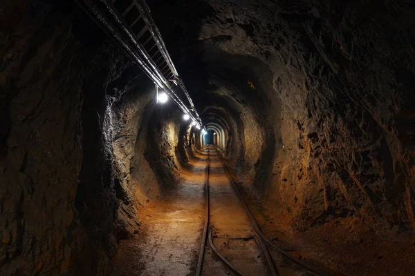Підземний кут проходження шахти — стокове фото