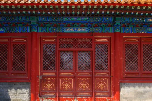 Gateway met rode Chinese deuren — Stockfoto