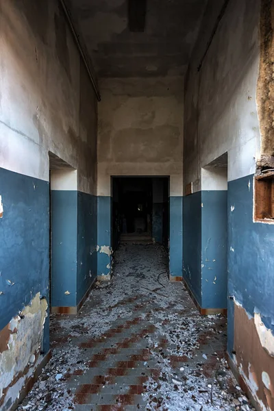 Damaged building interior with large doorway — Stock Photo, Image