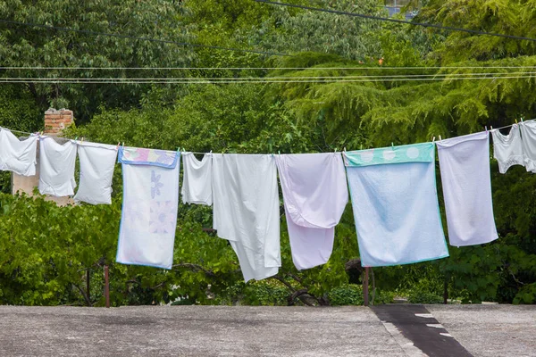 Ropa limpia fresca se está secando fuera en el jardín — Foto de Stock