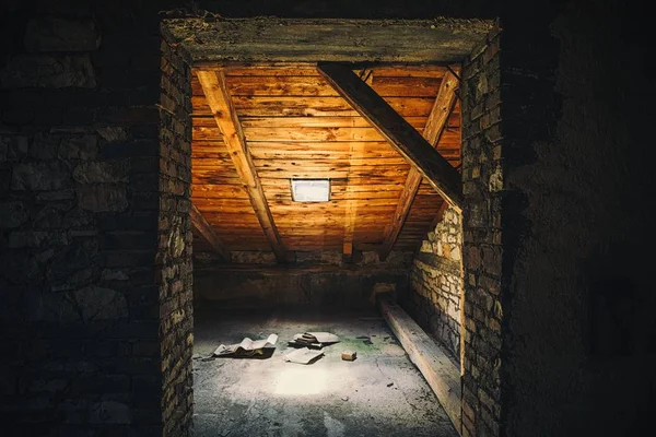 Espeluznante ático interior en el edificio abandonado —  Fotos de Stock