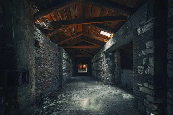 Griezelig zolder interieur op verlaten gebouw — Stockfoto