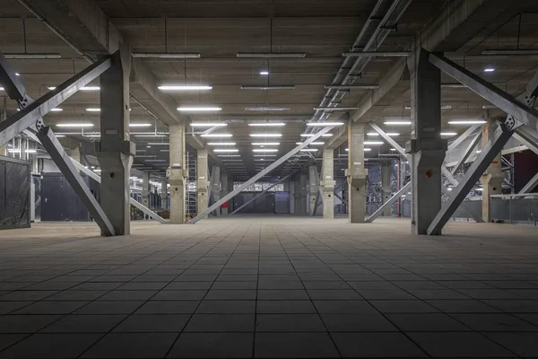 Intérieur industriel sombre au fond — Photo