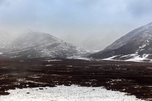 Grandes montagnes couvertes de neige et de brouillard — Photo