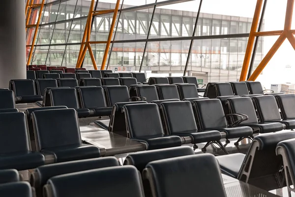 Пустой зал ожидания терминала аэропорта — стоковое фото